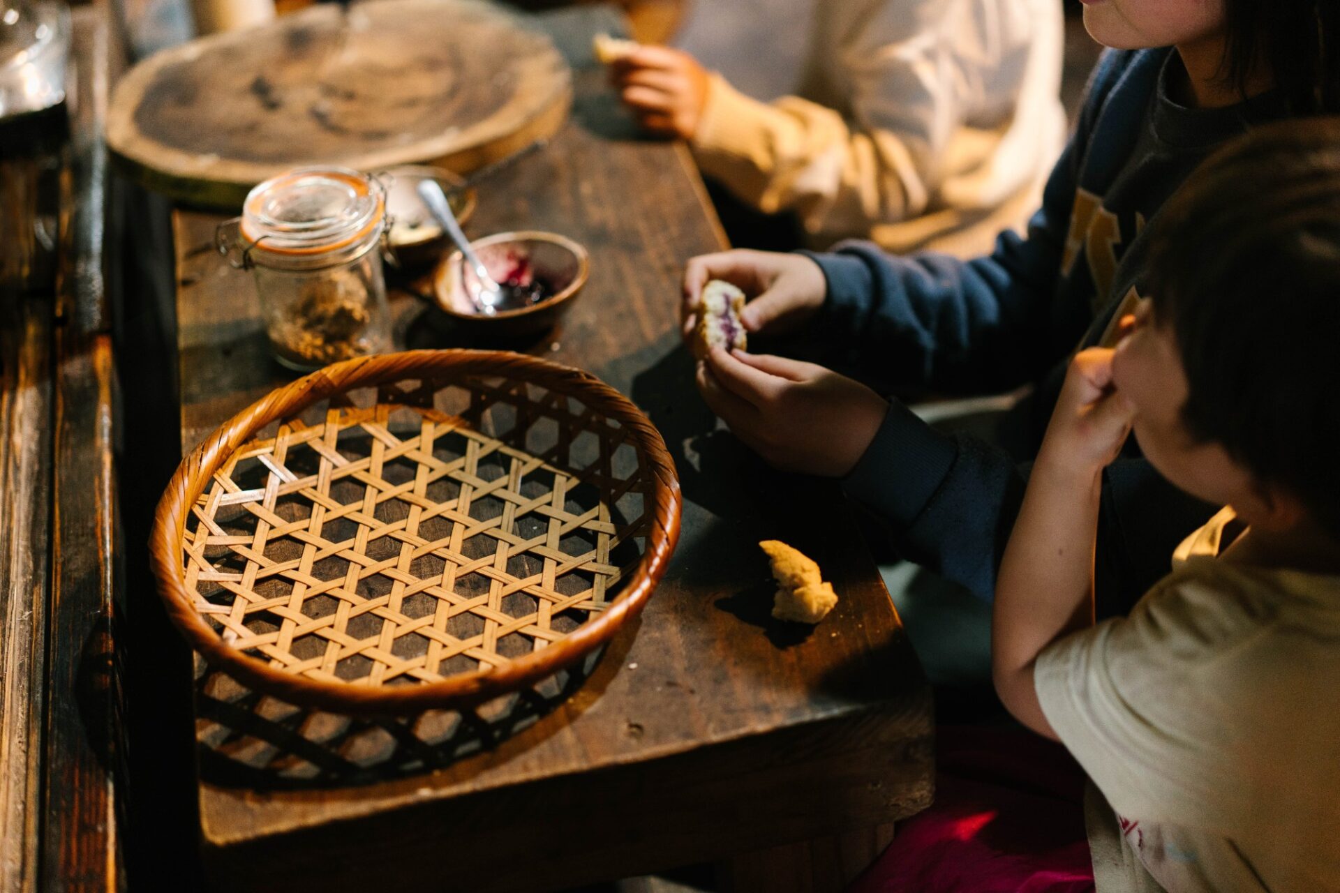 長年使って艶が出た竹かご。