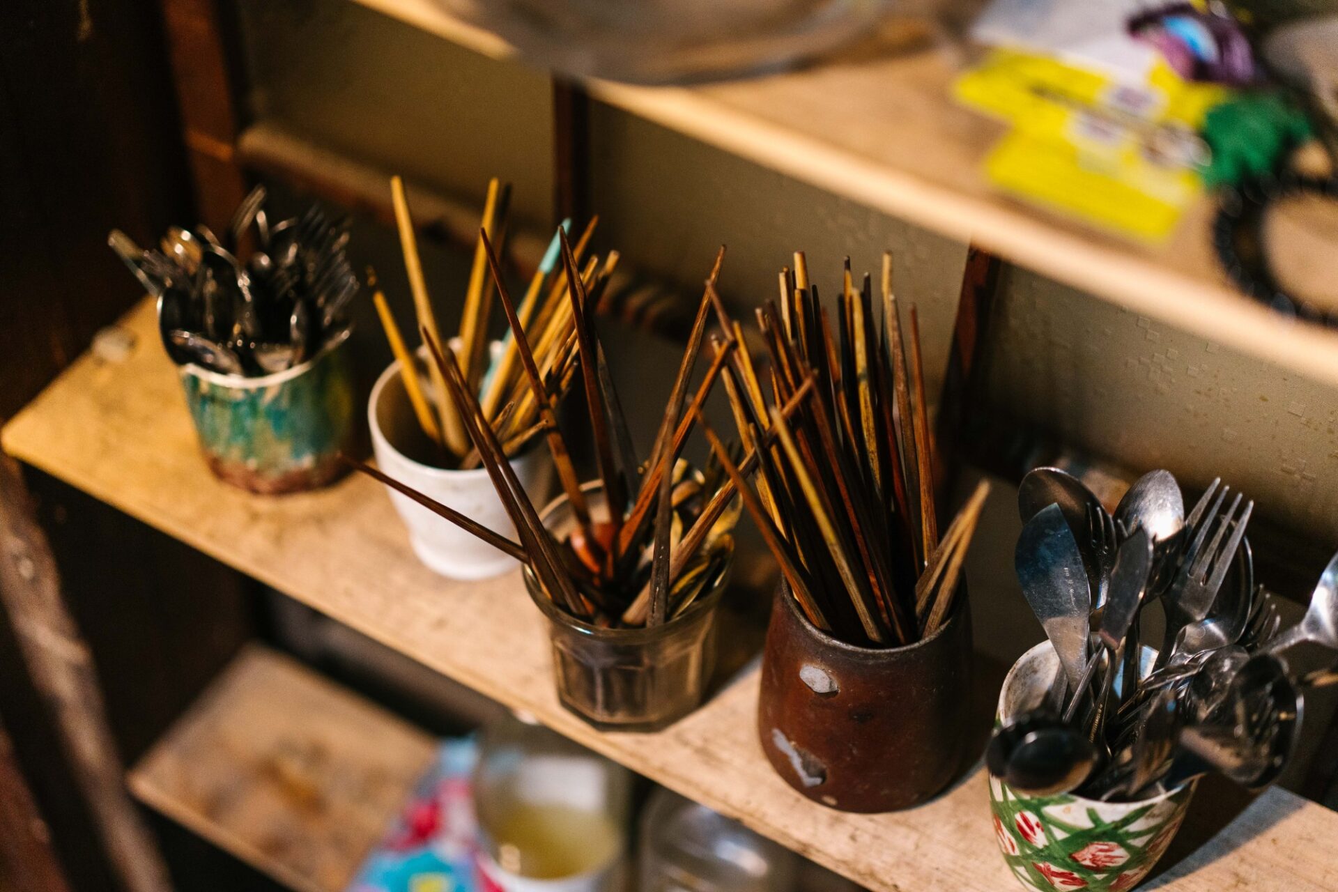 青竹や築100年以上の古民家の屋根材だった竹（煤竹）を竹箸に加工。