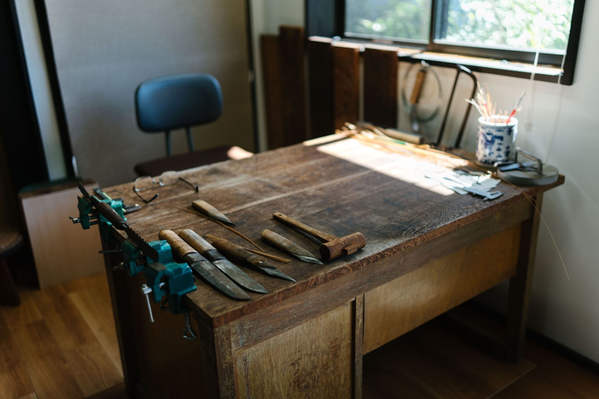 岐部さんの制作机。学校から引き取り、今もこの机で制作に取り組んでいる。