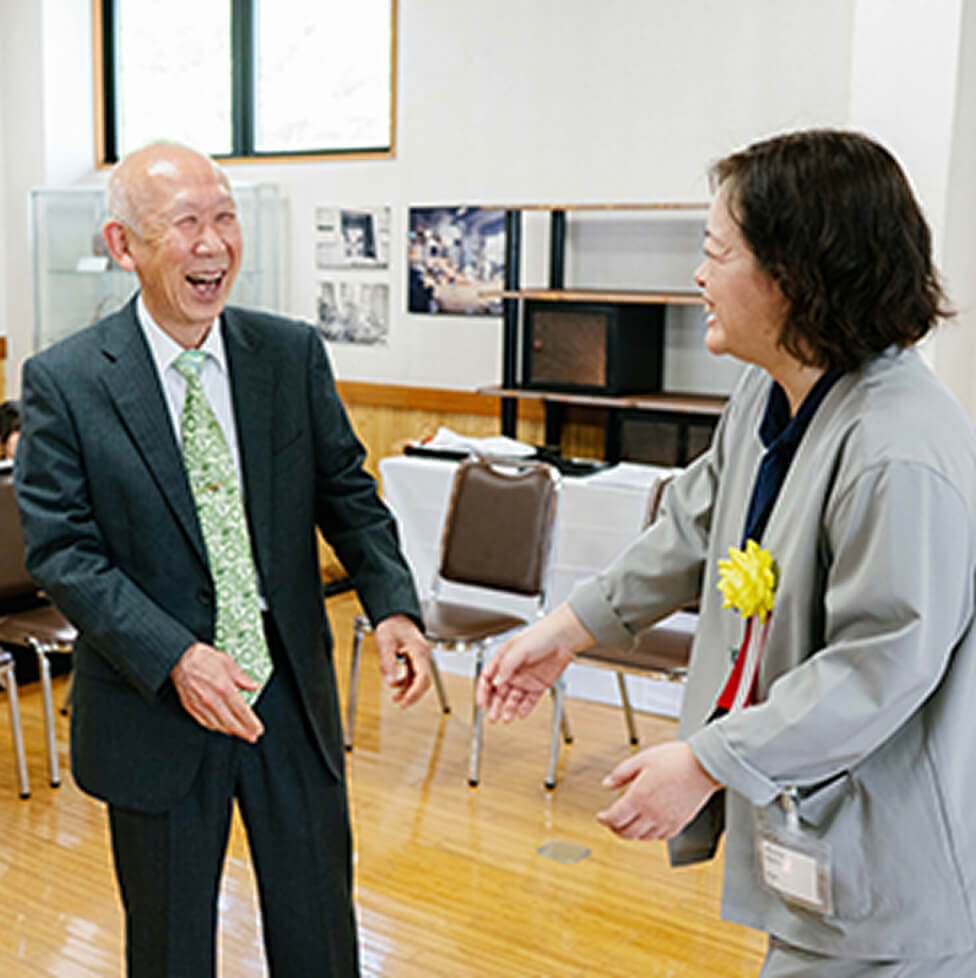 喜びを分かち合う岐部笙芳氏（左）と青柳氏